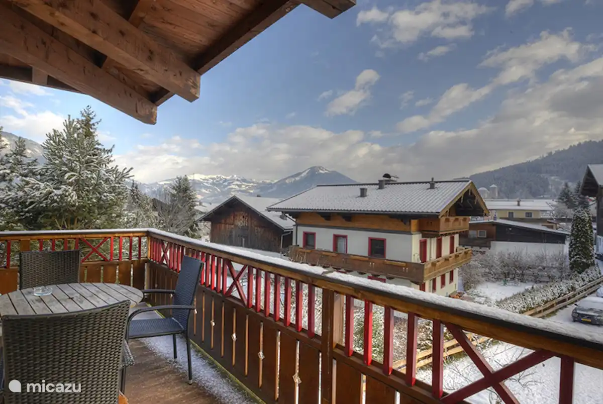 Genießen Sie den Balkon mit einer Sonne am Morgen und einem Blick auf die umliegenden Berge.