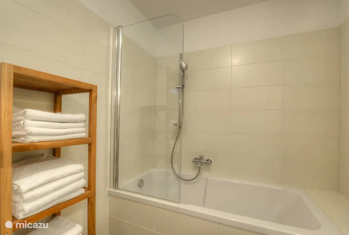 Das geräumige Badezimmer verfügt über eine Badewanne, die Sie nach einem Tag in den Bergen genießen können.