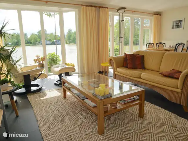 chalet huren in Nederland, Friesland, Oosterwolde – Vakantiehuis Goudmeer Uitzicht woonkamer