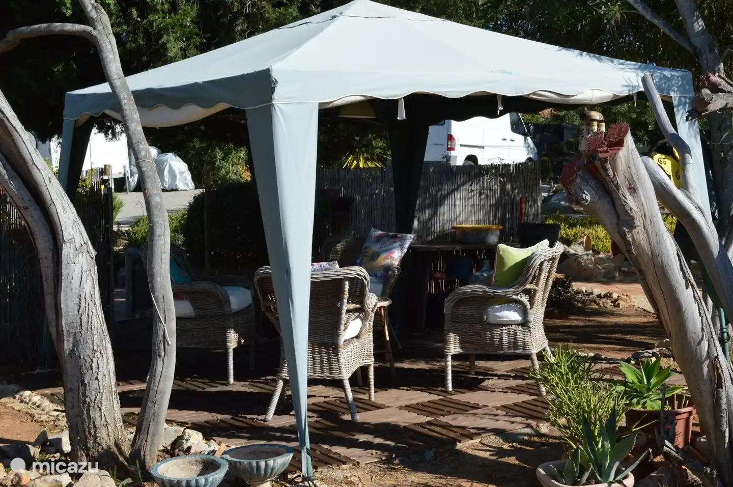 Espace de détente près de la piscine