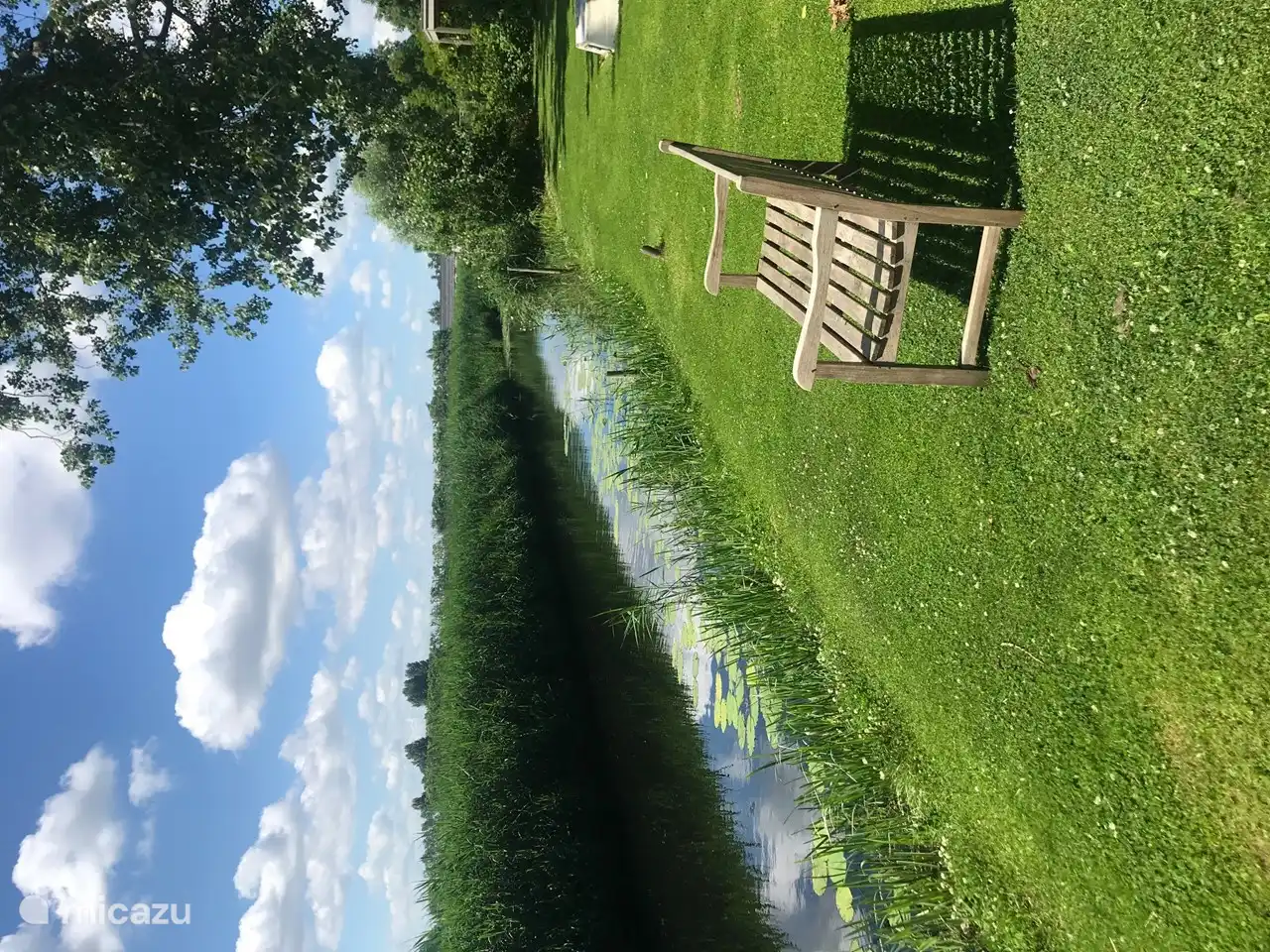 Jardín privado con zanja para peces