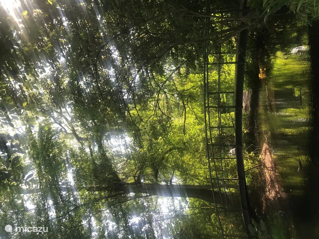 vista sobre el jardín con el puente hacia la isla Shooter