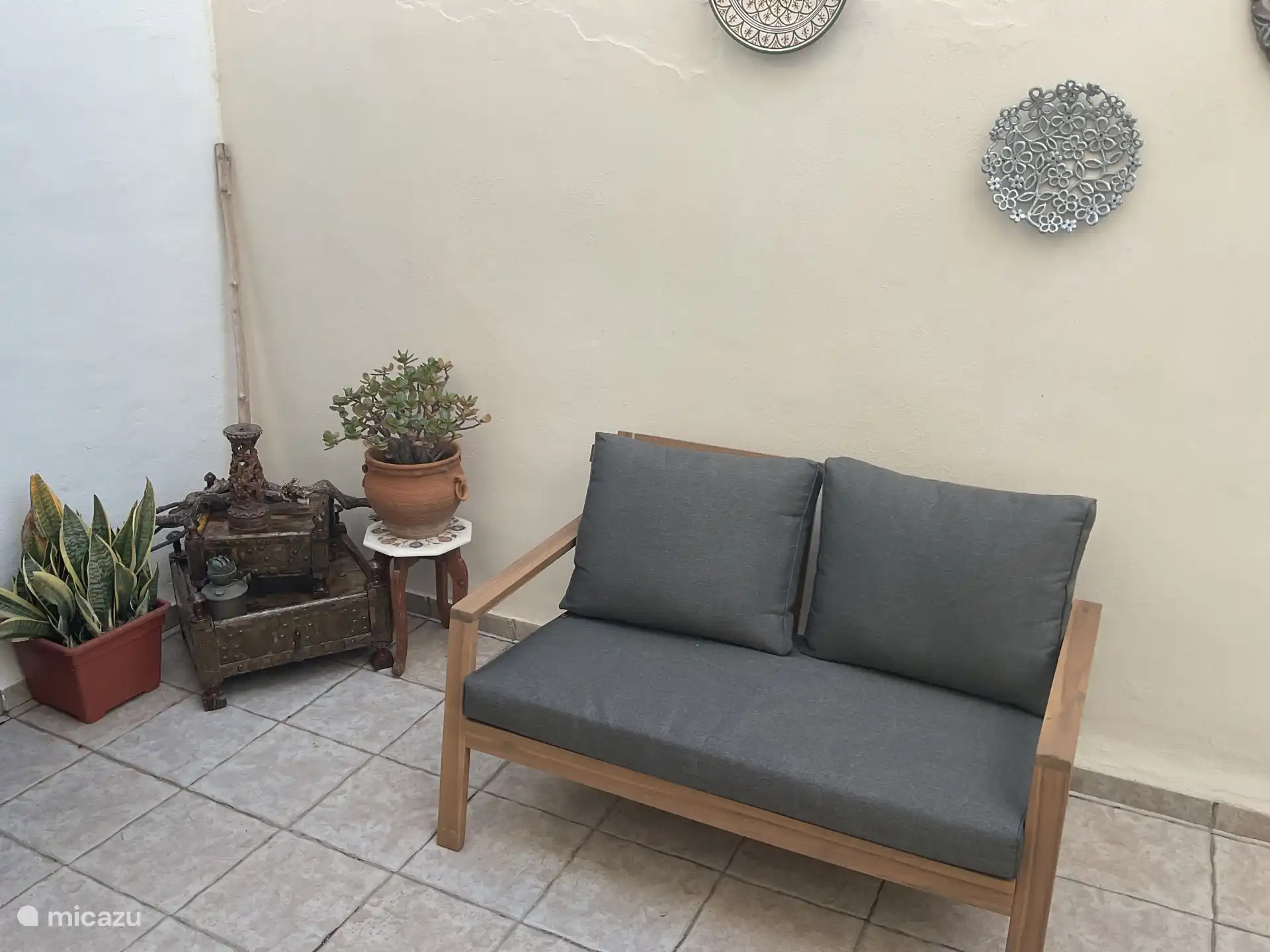 Terrasse, hinter dem Haus.