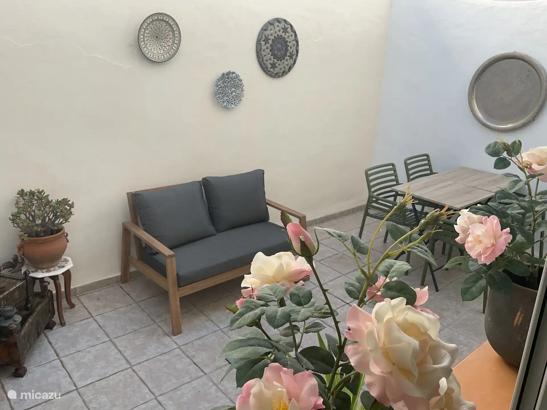 Terrasse, hinter dem Haus.