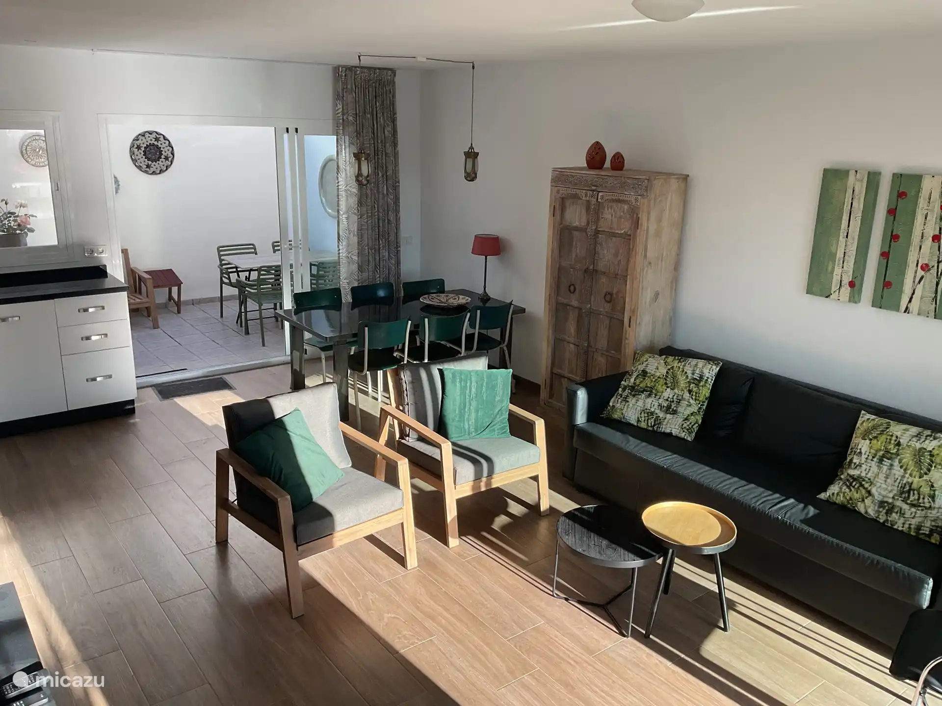 Salon avec vue sur le patio