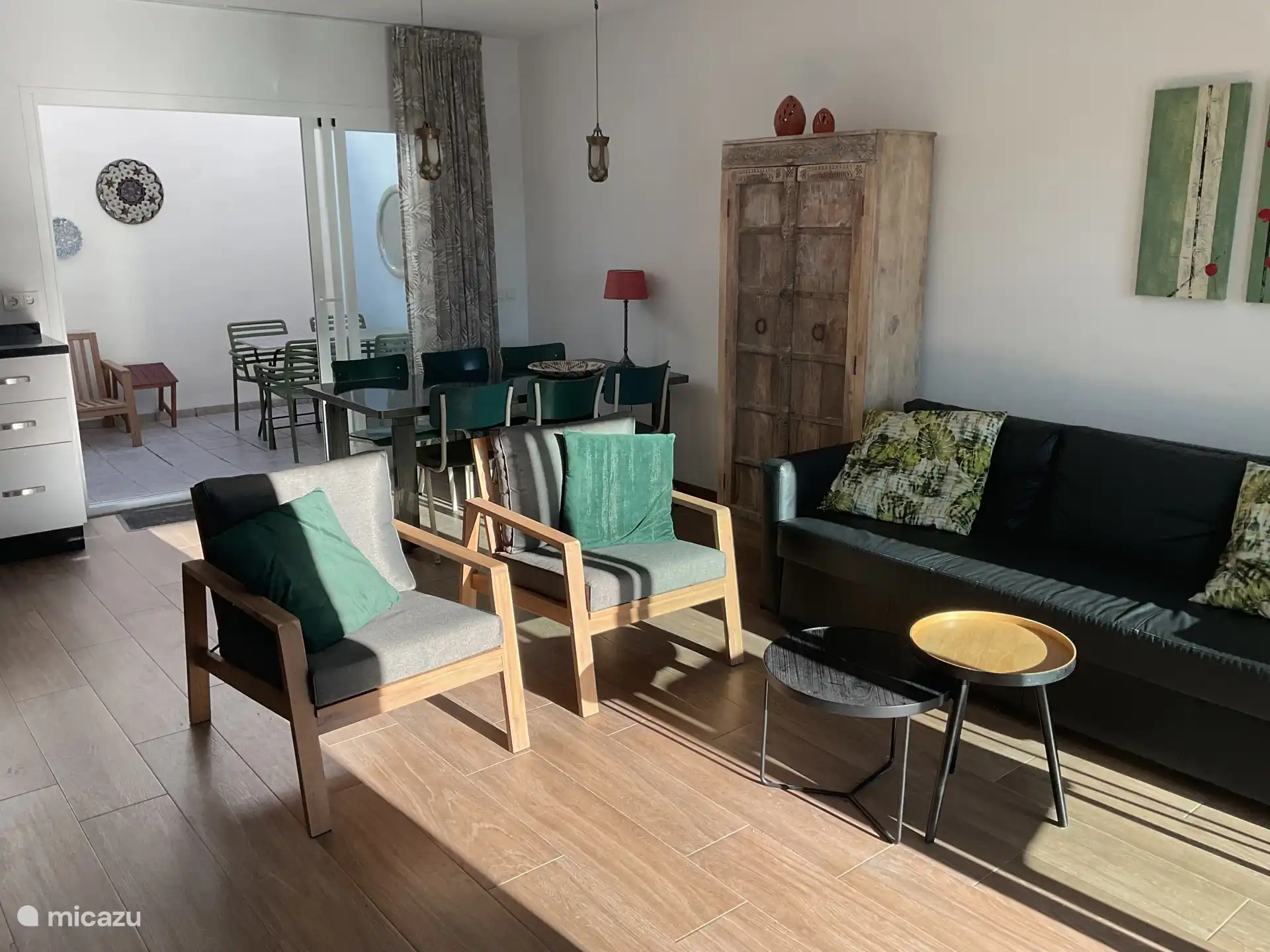 Salon avec vue sur le patio