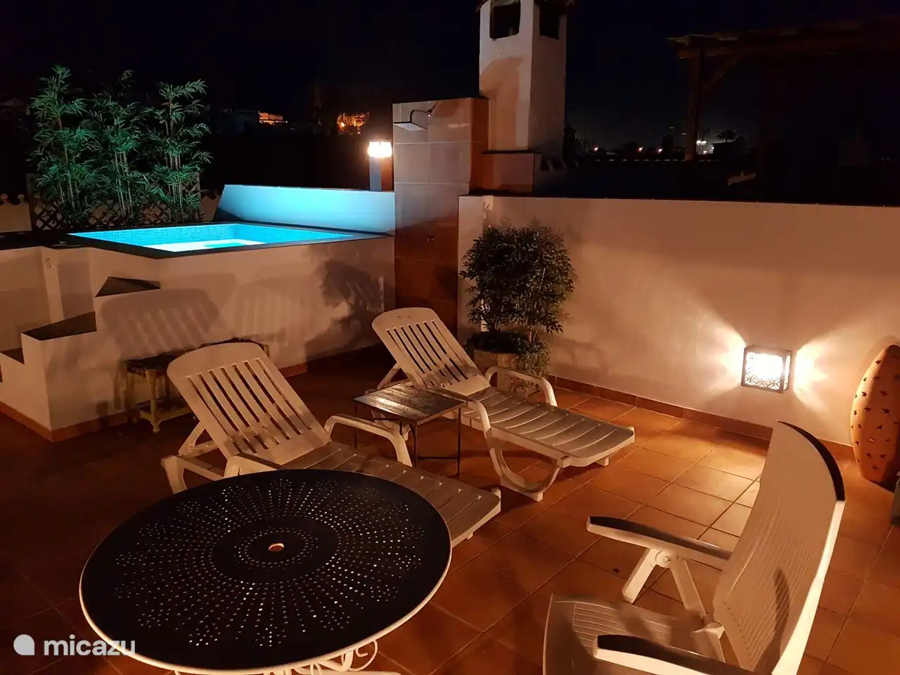 Tauchbecken auf der Dachterrasse