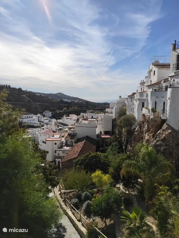 Frigiliana, eines der schönsten weißen Dörfer Spaniens. Oder eine 15-minütige Fahrt.