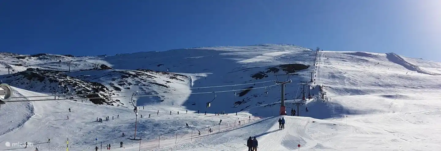 Skifahren in der Sierra Nevada. Sol y Nieve / Sonne und Schnee. 95 km Pisten verteilen sich auf 103 verschiedene Pisten. Sie können auch snowboarden. In Prodellano, Funpark.