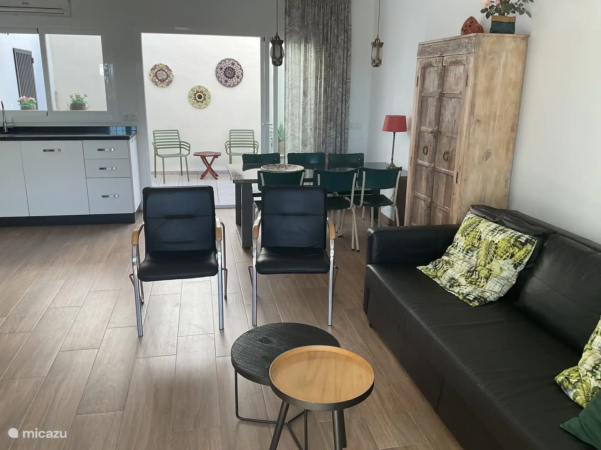 Wohnzimmer, mit der gemütlichen Terrasse dahinter