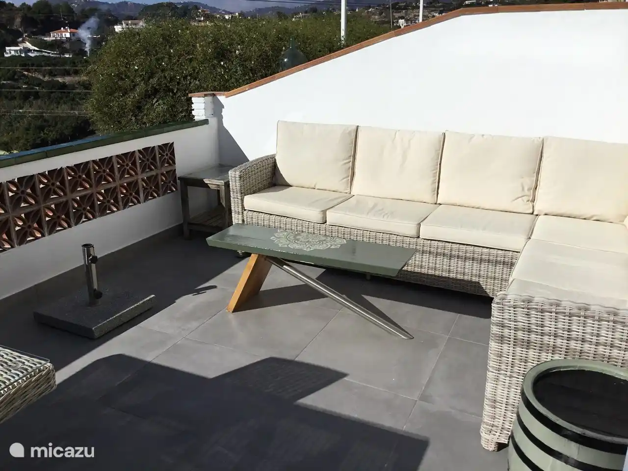 Terrasse an der Vorderseite des Hauses, mit Lounge-Sofa
