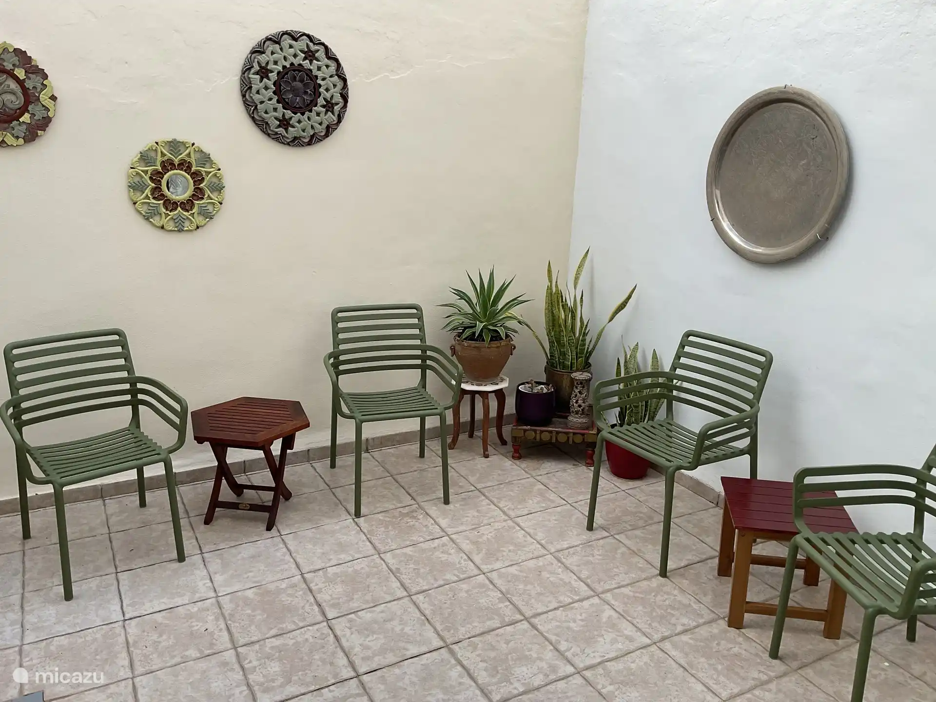 Terrasse, hinter dem Haus