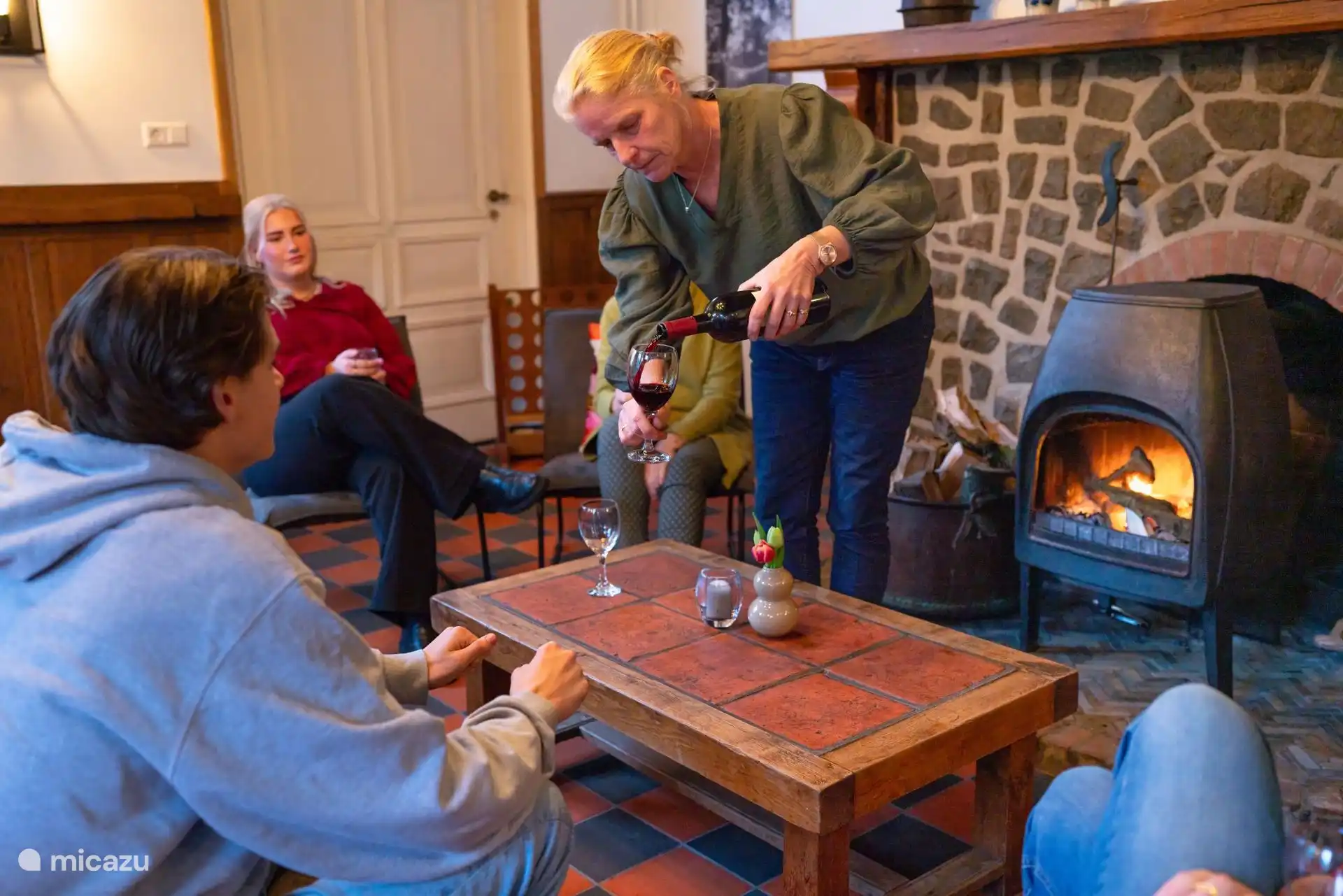 Ess- und Sitzbereich mit offenem Wohnbereich