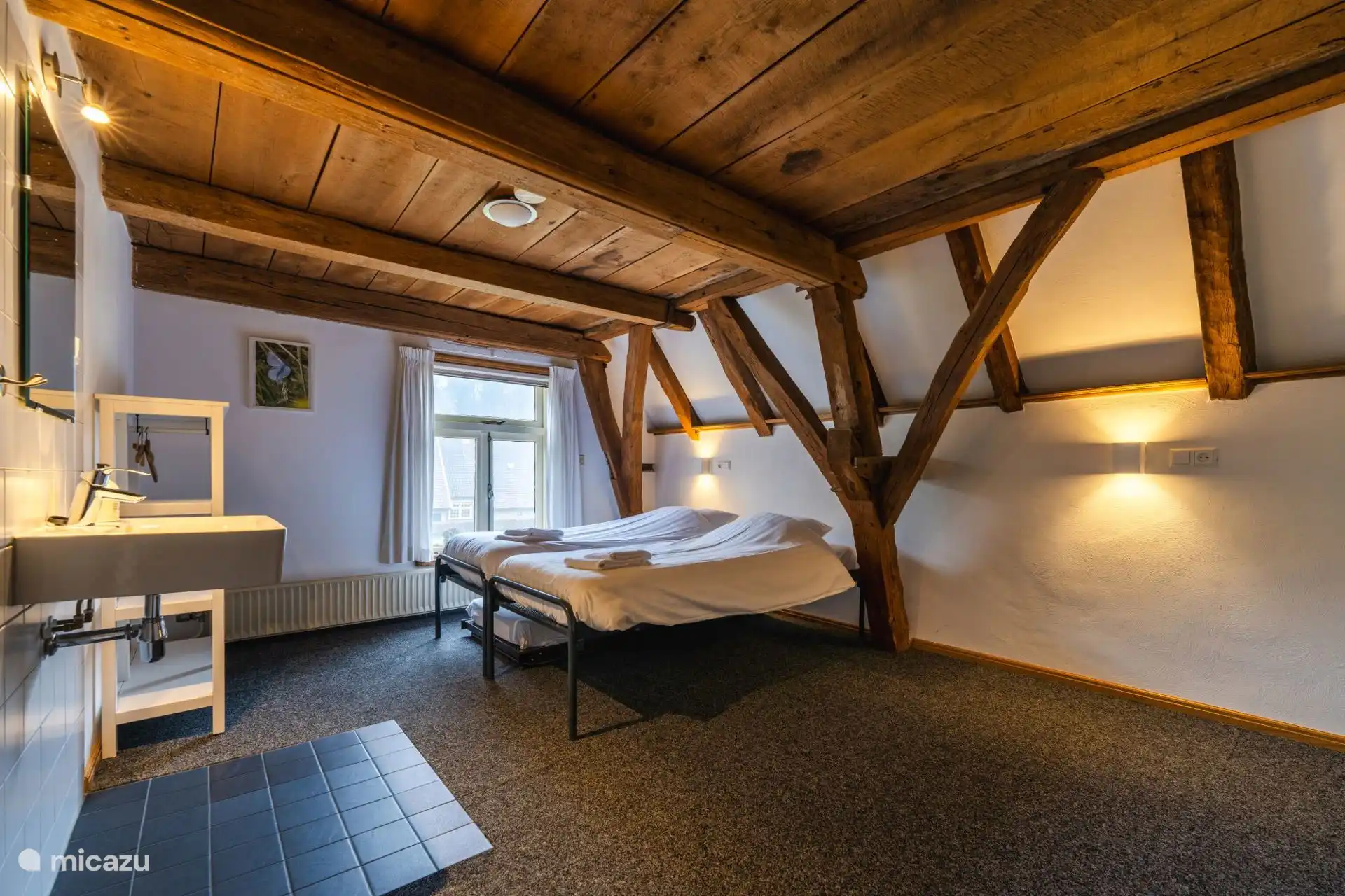 Alle Zimmer verfügen über Waschbecken, Hängeschränke und Schränke