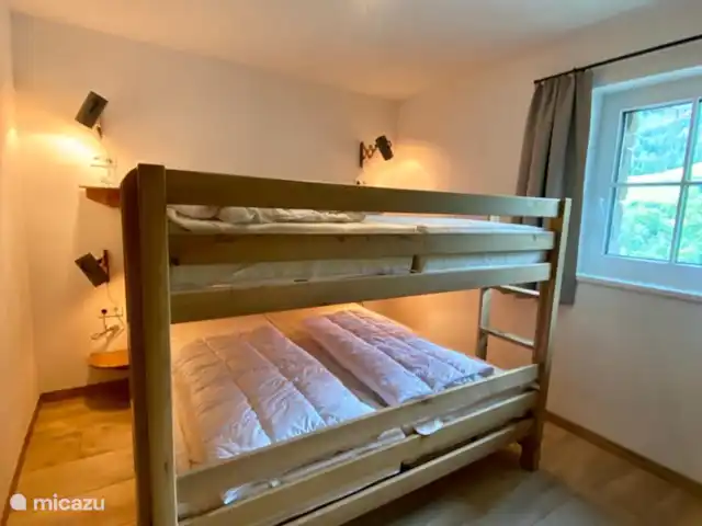 Casa Crouton en Austria, Salzburgo, Muhlbach - casa vacacional Dormitorio con litera