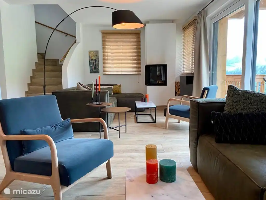 Gemütliche Sitzecke mit Kamin und Balkon