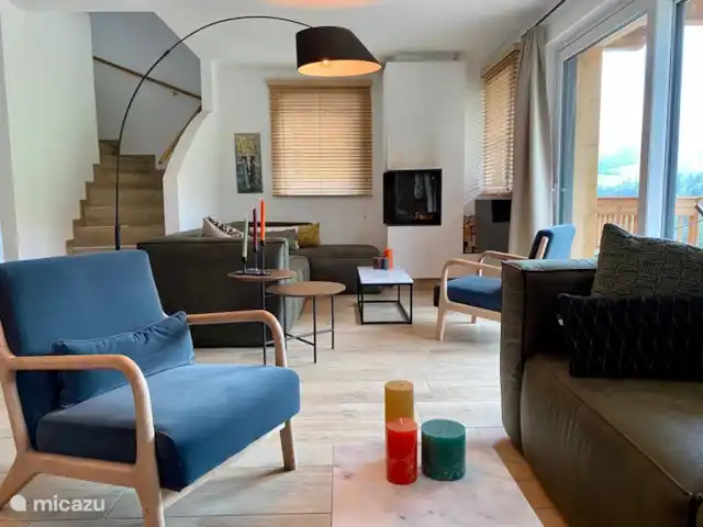 Casa Crouton en Austria, Salzburgo, Muhlbach - casa vacacional Acogedora sala de estar con chimenea y balcón