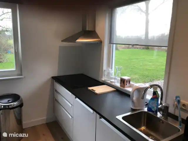 Location de Vacances Pays-Bas, Hollande du Nord, Andijk, maison de vacances - Maison du lac IJsselmeer 2 cuisine avec lave-vaisselle, plaques à induction, four, réfrigérateur avec compartiment congélateur et machine à café Nespresso