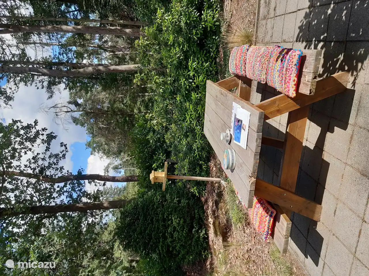 Wie schön ist es, hier in der Sonne zu frühstücken?