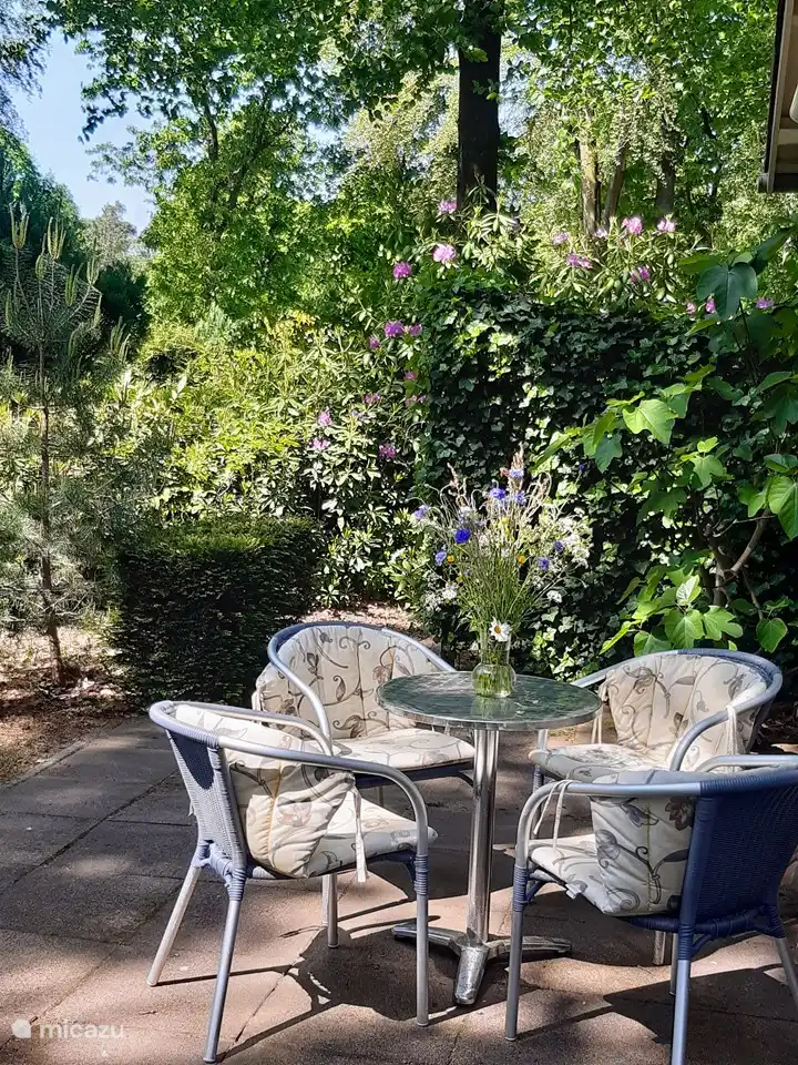 Sonne oder doch lieber Schatten? Es gibt mehrere schöne Sitzgelegenheiten