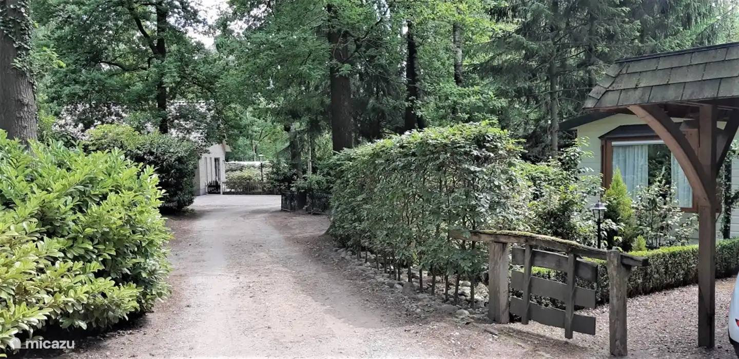 Straße, in der sich unser Chalet, rechts auf dem Foto, befindet.