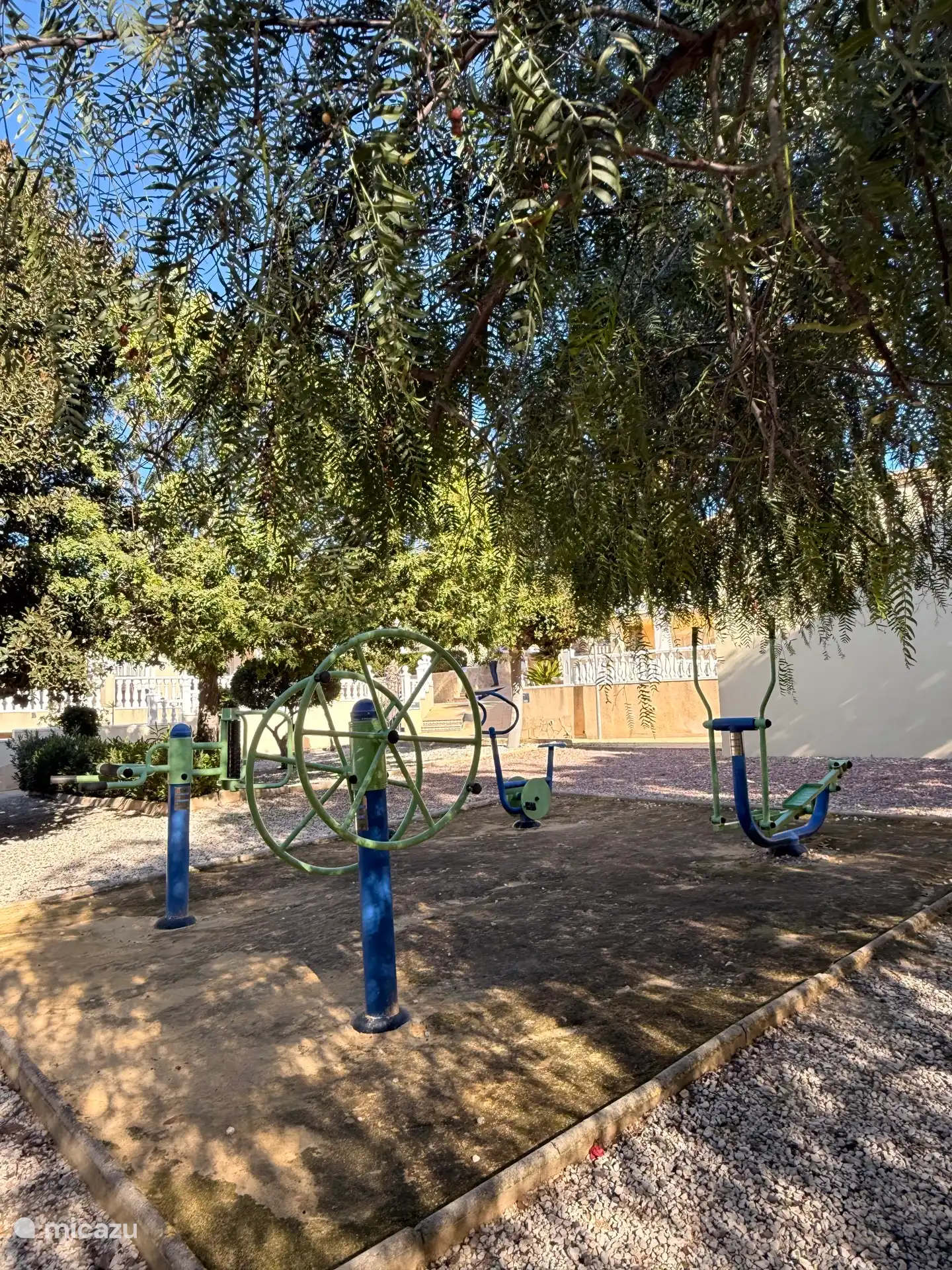 Máquinas de fitness detrás de la casa 