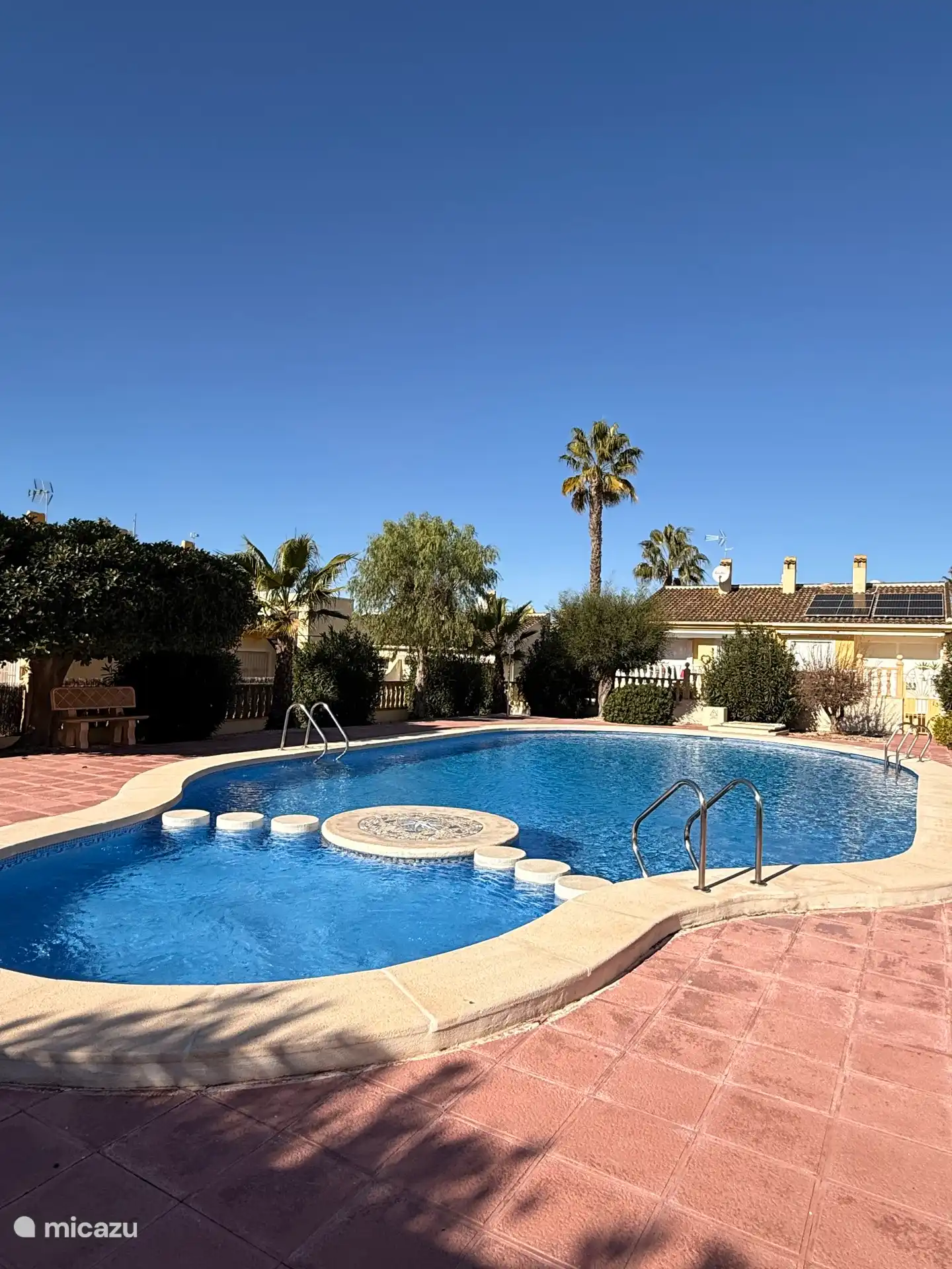 piscina comunal detrás de la casa