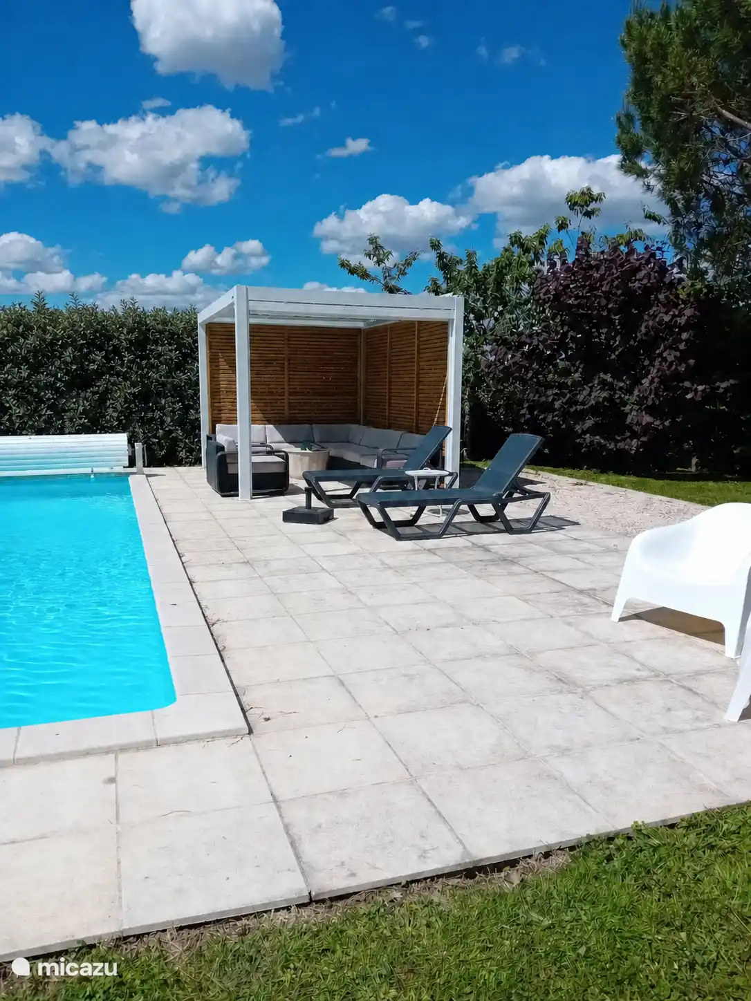 Pergola avec crème solaire et toit fermable