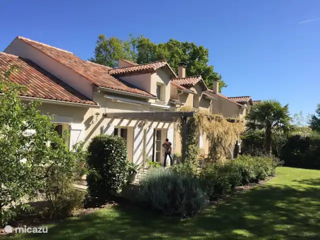 Villa Mon Cherry La Haute Preze 26 en Francia, Charente, Rouzède - villa La terraza se encuentra en la parte trasera de la casa.