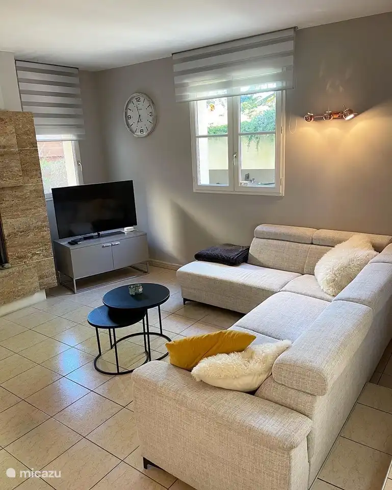 Das Wohnzimmer verfügt über eine Sitzecke mit einem geräumigen Ecksofa und 2 Liegestühlen.