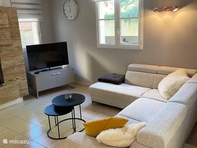 Villa Mon Cherry La Haute Preze 26 en Francia, Charente, Rouzède - villa El salón tiene una sala de estar con un amplio sofá esquinero y 2 sillones reclinables.