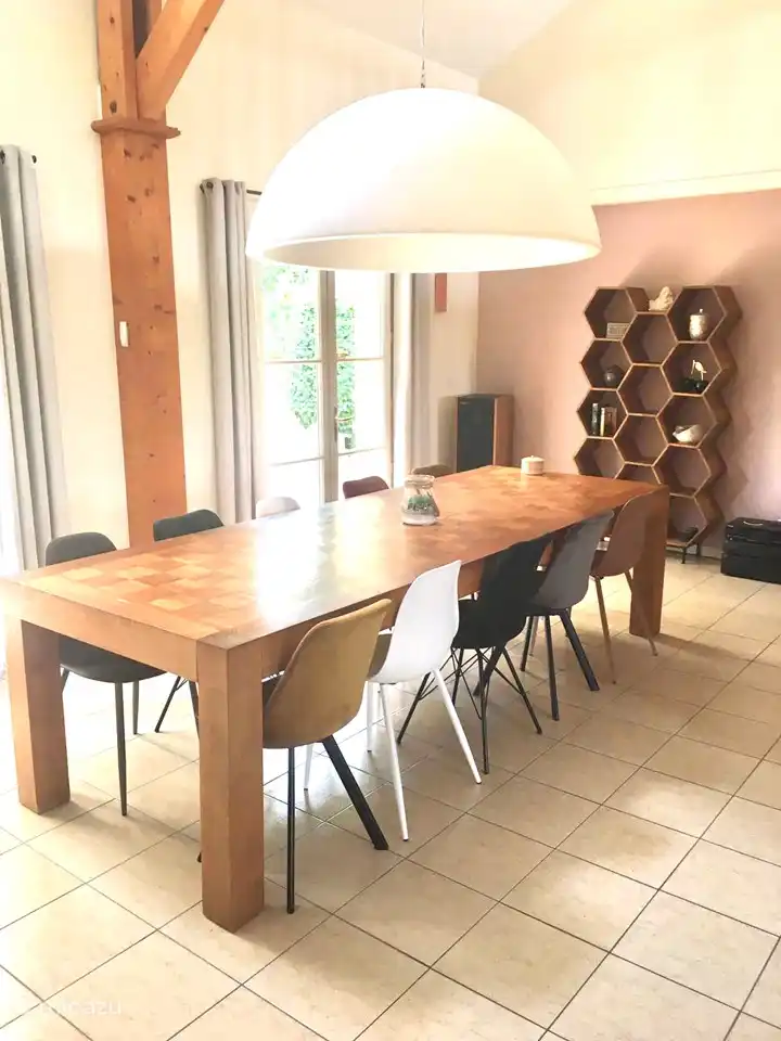 Der Esstisch bietet Platz für 10 Personen.