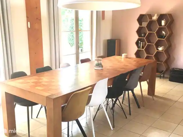 Villa Mon Cherry La Haute Preze 26 en Francia, Charente, Rouzède - villa La mesa de comedor tiene capacidad para 10 personas.