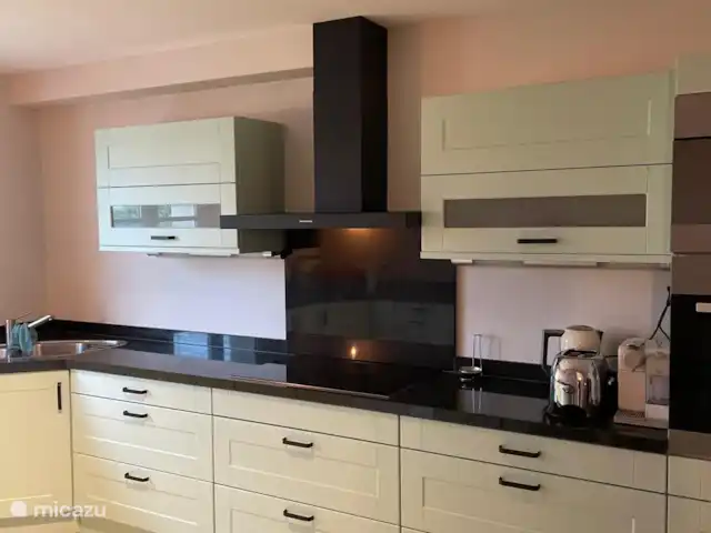 Villa Mon Cherry La Haute Preze 26 en Francia, Charente, Rouzède - villa La cocina cuenta con placa de inducción, horno, cafetera Nespresso, hervidor de agua y nevera-congelador.