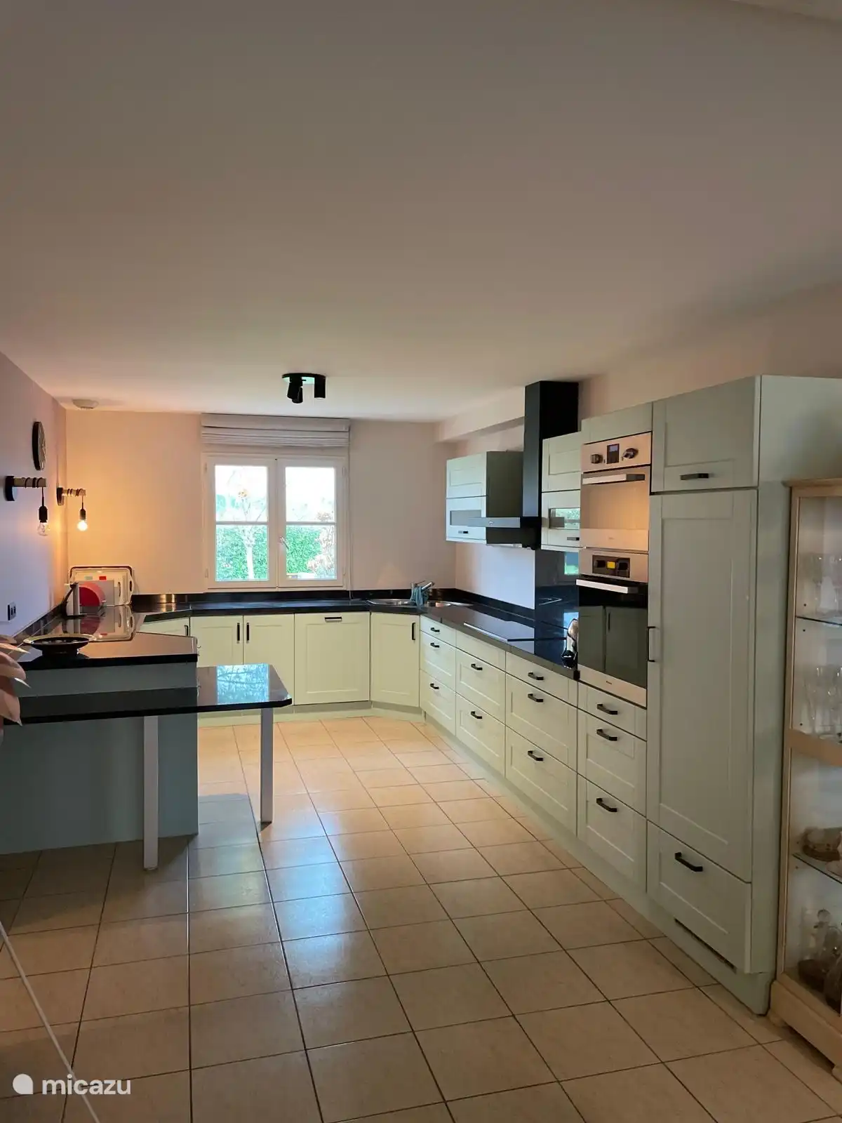 Das Haus verfügt über eine sehr geräumige Küche mit ausreichend Geräten und Utensilien. 