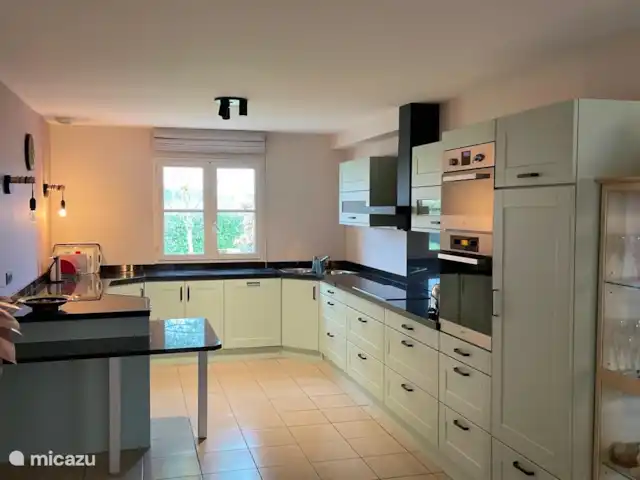 Villa Mon Cherry La Haute Preze 26 en Francia, Charente, Rouzède - villa La vivienda cuenta con una cocina muy amplia con electrodomésticos y utensilios suficientes.