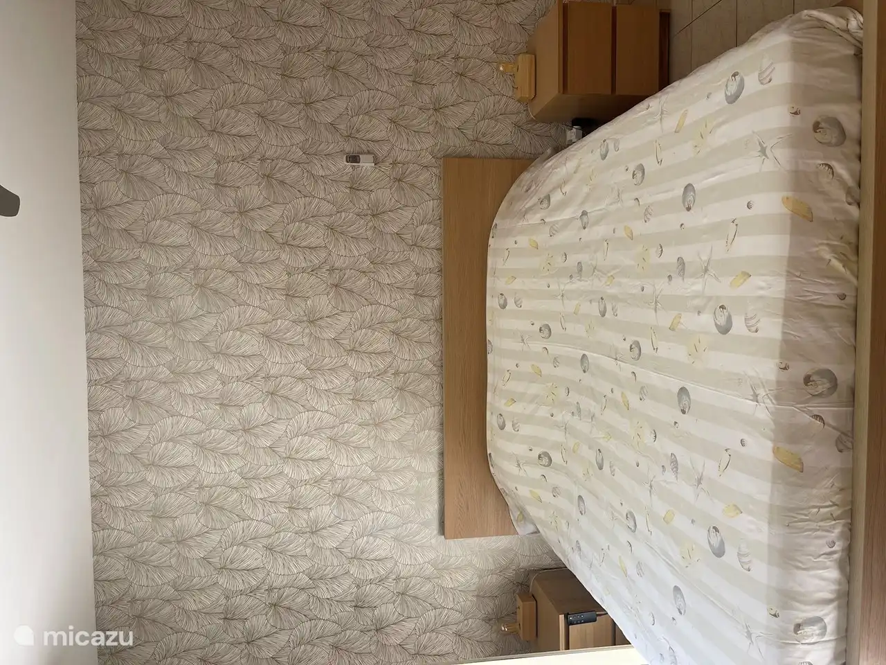 Hauptschlafzimmer mit 180x200 Bett und viel Stauraum