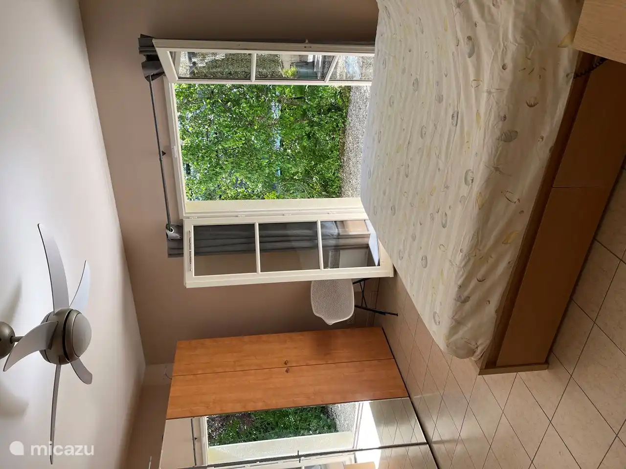 Französische Türen zum Hinterhof mit herrlicher Morgensonne.