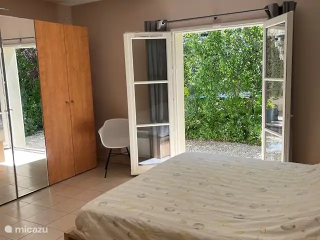 Villa Mon Cherry La Haute Preze 26 en Francia, Charente, Rouzède - villa Puertas francesas al patio trasero con hermoso sol matutino.