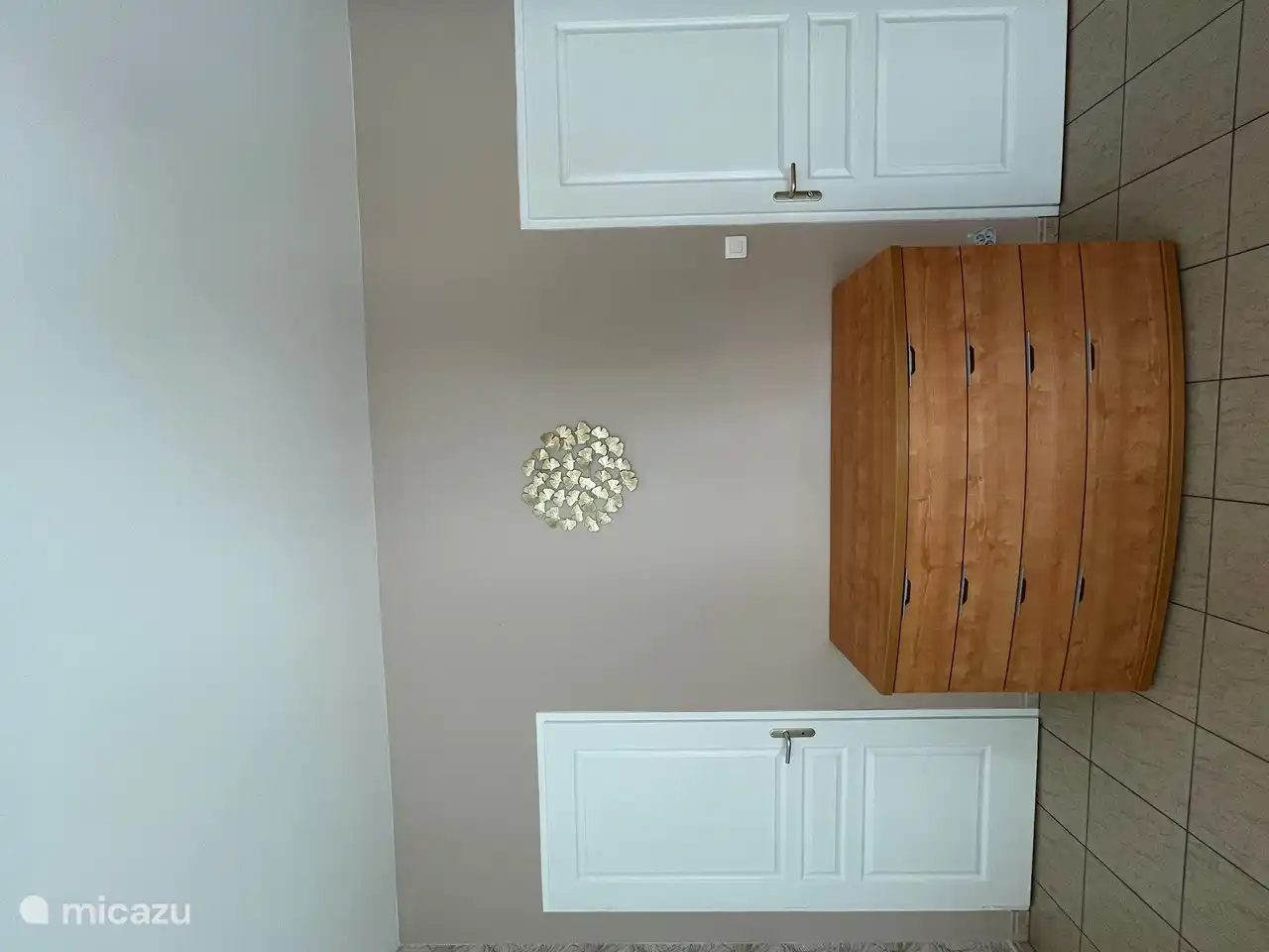 Die linke Tür ist eine Tür zum Hauptbadezimmer.