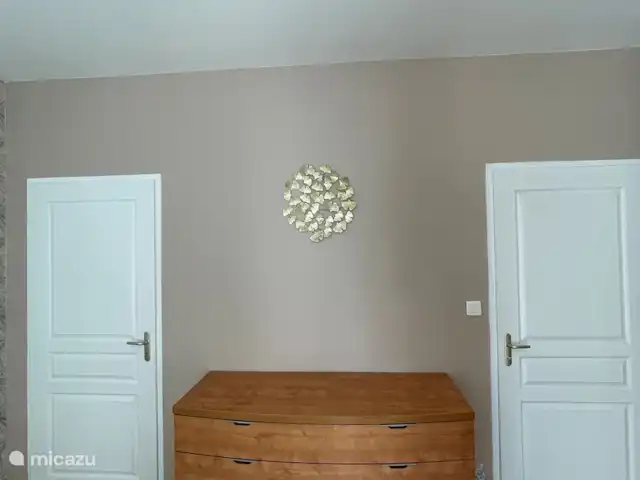 Villa Mon Cherry La Haute Preze 26 en Francia, Charente, Rouzède - villa La puerta izquierda es una puerta al baño principal.