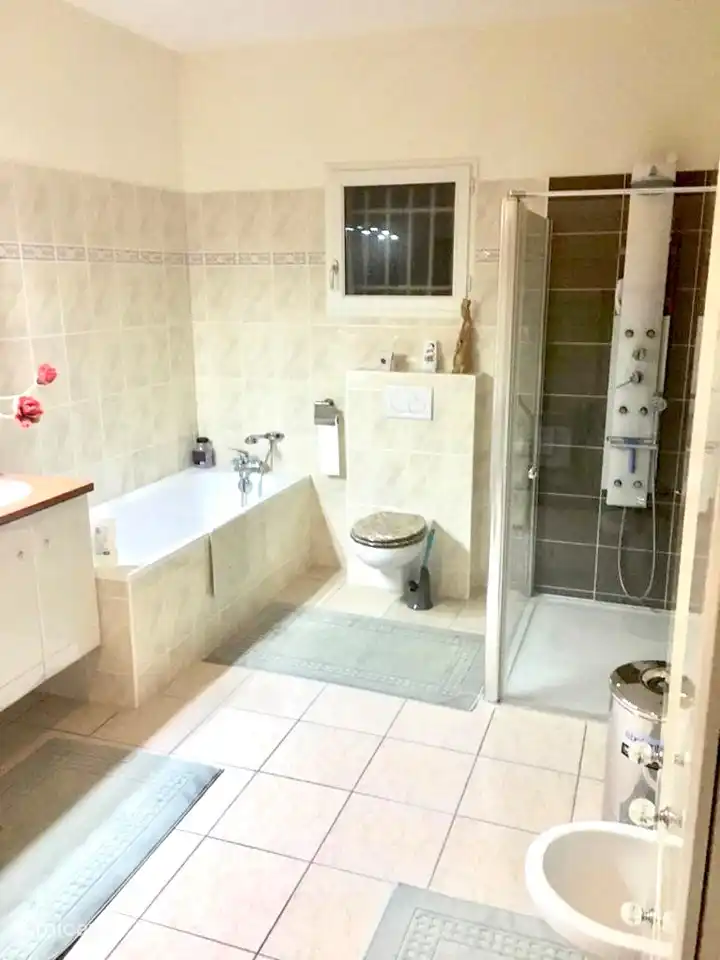 Das große Badezimmer im Erdgeschoss, das über den Flur und das Hauptschlafzimmer zugänglich ist