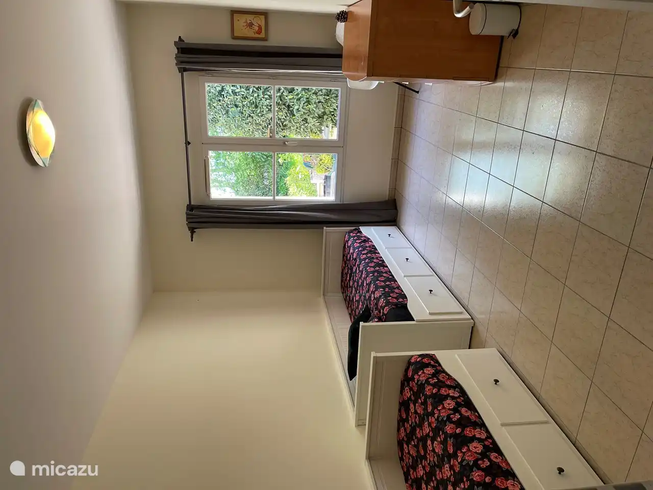 Schlafzimmer 2 ist ein wunderbar heller Raum mit französischen Fenstern zum Hinterhof und zur Terrasse. Ausgestattet mit zwei Ausziehbetten für insgesamt 4 Schlafplätze.