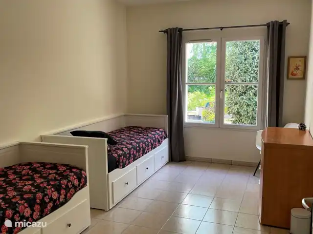 Villa Mon Cherry La Haute Preze 26 en Francia, Charente, Rouzède - villa El dormitorio 2 es una habitación maravillosamente luminosa con ventanas francesas que dan al patio trasero y a la terraza. Equipado con dos camas plegables para crear un total de 4 plazas para dormir.