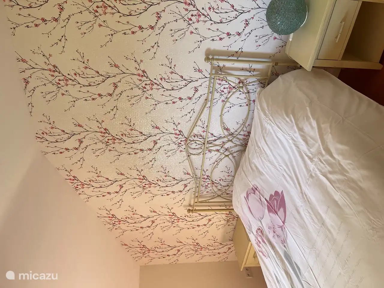 Schlafzimmer 4 befindet sich im ersten Stock und verfügt über ein eigenes Badezimmer mit Waschbecken und Dusche