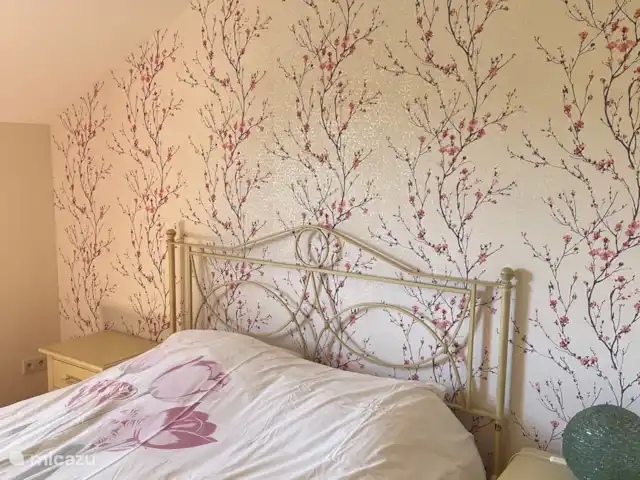 Villa Mon Cherry La Haute Preze 26 en Francia, Charente, Rouzède - villa El dormitorio 4 está ubicado en el primer piso y tiene un baño privado con lavabo y ducha.