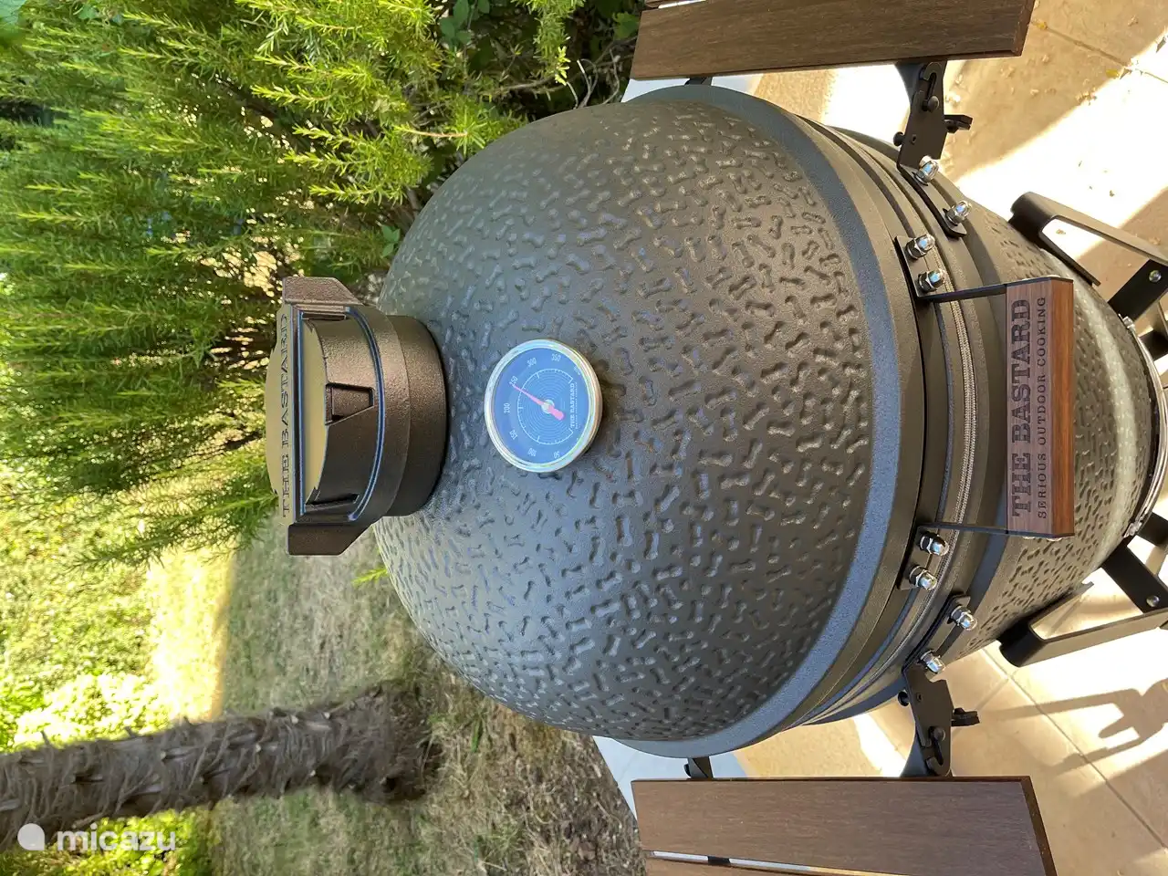 Und ein The Bastard Kamado BBQ für den echten Enthusiasten. Leckere Fleischgerichte, Pizzen und Low and Slow Cooking im Urlaub!