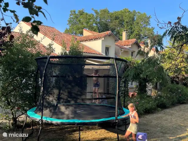 Villa Mon Cherry La Haute Preze 26 en Francia, Charente, Rouzède - villa Agosto de 2022 colocamos un trampolín de 3,66 m de diámetro en el jardín.