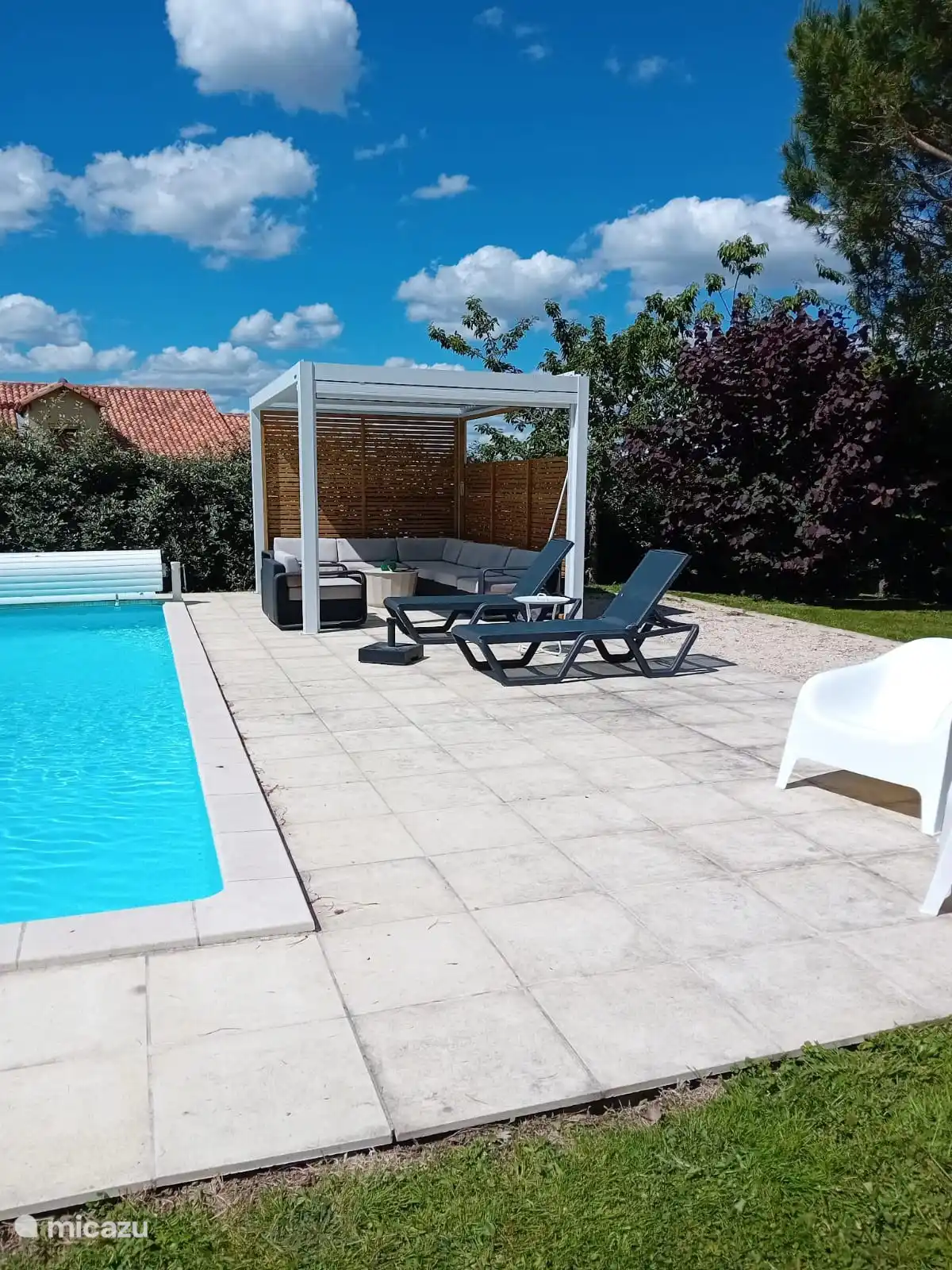 Schwimmbad mit Pergola