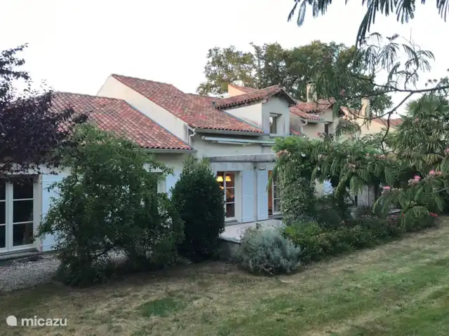 Villa Mon Cherry La Haute Preze 26 en Francia, Charente, Rouzède - villa Patio trasero con sol todo el día